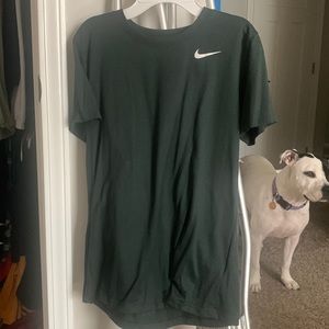 Very dark green medium Nike tee. Good condition. No snags/ tears.